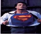Clark Kent γίνει Σούπερμαν με κόκκινο και μπλε στολή του για να αγωνιστεί για τη δικαιοσύνη